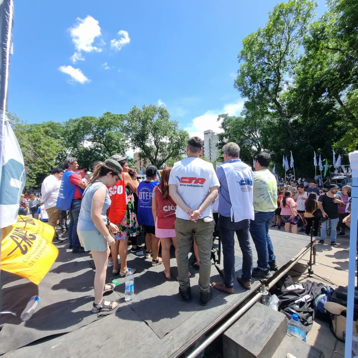 cnctlaplata's tweet photo. Participamos del plenario multisectorial en plaza Belgrano de #LaPlata

 En defensa de la democracia, en defensa del trabajo 💪🏼

✌🏼 Organizaciones libres del Pueblo en unidad, rumbo al Paro Nacional del #24E

🚫 No al DNU, No a la Ley Ómnibus

#LaPatriaNoSeVende https://t.co/MWwOanDmJW