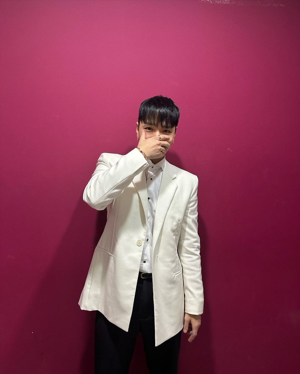 SimonD_Nation's tweet photo. [231231] #SimonDominic IG POST 
Goodbye 2023 and you all happy new year!
#AOMG #SimonD #쌈디 https://t.co/z7MDohDnwQ