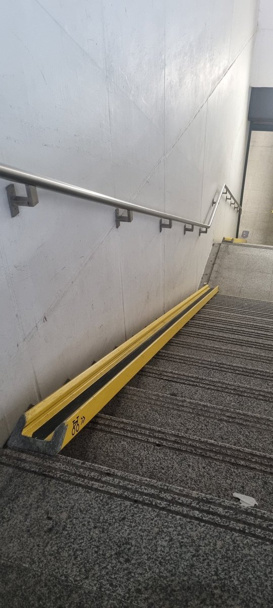 Jvdoble10's tweet photo. Que cosa más simple y no lo había visto hasta pisar Aveiro, Portugal. 
Facilitar las escaleras para quien viaja en bicicleta. 

España, podéis sumaros a la idea.
 @ComunidadMadrid @GobiernoEs https://t.co/MJTdruOxHJ