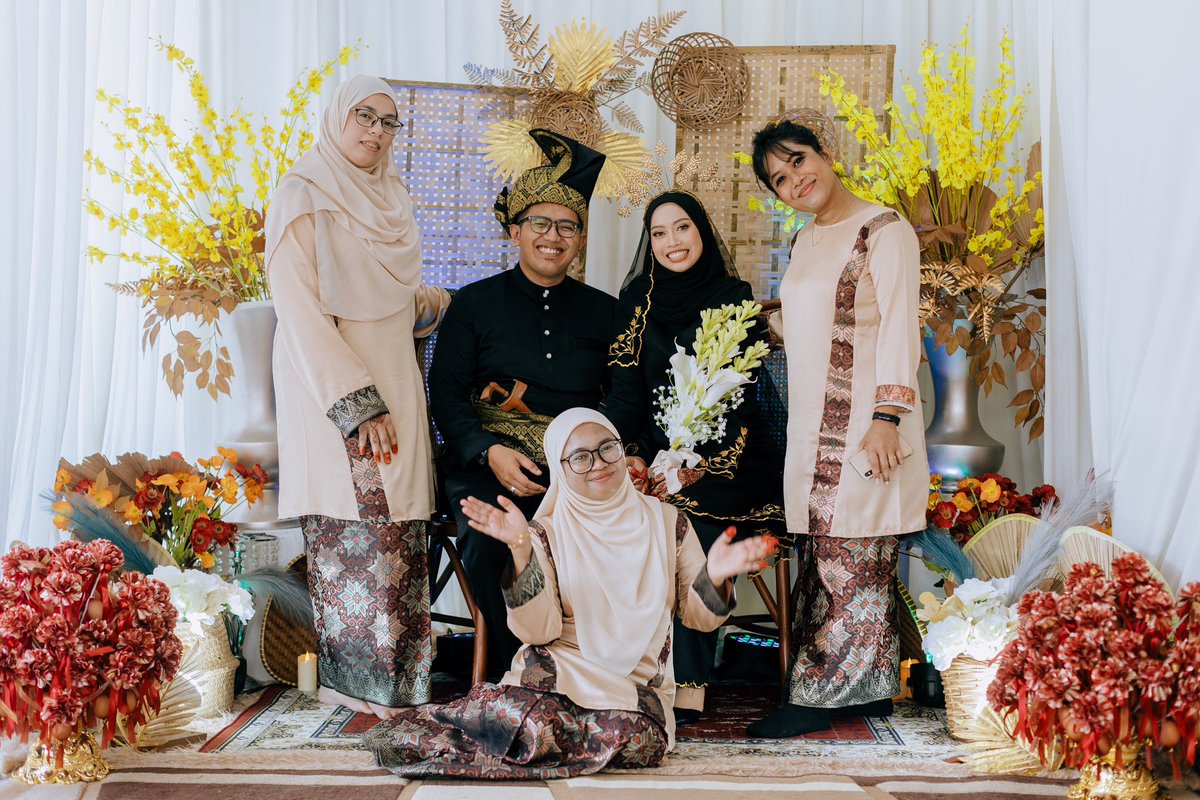 suha_azimi's tweet photo. @ainnurshuhadaaa I have no complaints untuk my photographer. Even amek package paling basic. I hire @MomentmakerMY . Customer service pon okay. Tak pernah left chat hanging ke apa. Siapa yg cari photographer, boleh hire team momentmaker ni 🥰 https://t.co/NxEJ47vugS