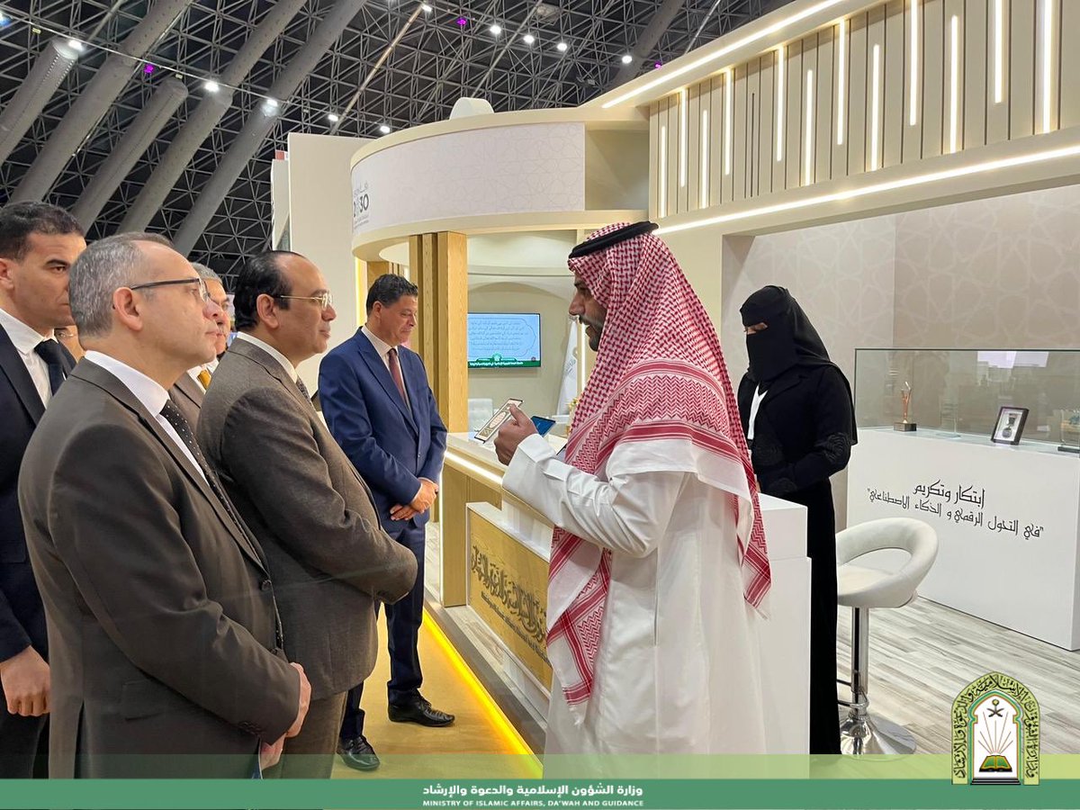Saudi_Moia's tweet photo. تستعرض #وزارة_الشؤون_الإسلامية والدعوة والإرشاد عبر جناحها في #مؤتمر_ومعرض_خدمات_الحج_والعمرة 2024، في نسخته الثالثة، تطبيق تعليم الحج والعمرة بتقنية الواقع الافتراضي ثلاثي الأبعاد متعدد اللغات، الذي يهدف إلى مساعدة الحجاج والمعتمرين على تفادي الأخطاء في المناسك.

ويتيح تطبيق تعليم الحج والعمرة بتقنية الواقع الافتراضي ثلاثي الأبعاد متعدد اللغات لمستخدمه أخذ جولة افتراضية تُحاكي الواقع في المسجد الحرام والمشاعر المقدسة (منى وعرفة ومزدلفة)؛ حيث يمكن أن يعيش المستخدم تجربة الحج والعمرة، كما يسهم في توفير بيئة افتراضية تحاكي الواقع الجغرافي والترتيب الزمني لمناسك الحج والعمرة، وتذليل العقبات التي قد تعترض الحاج والمعتمر.