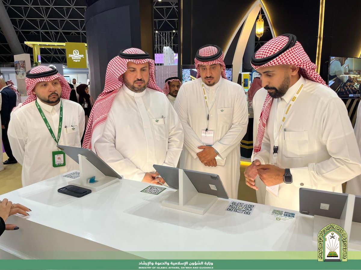 Saudi_Moia's tweet photo. تستعرض #وزارة_الشؤون_الإسلامية والدعوة والإرشاد عبر جناحها في #مؤتمر_ومعرض_خدمات_الحج_والعمرة 2024، في نسخته الثالثة، تطبيق تعليم الحج والعمرة بتقنية الواقع الافتراضي ثلاثي الأبعاد متعدد اللغات، الذي يهدف إلى مساعدة الحجاج والمعتمرين على تفادي الأخطاء في المناسك.

ويتيح تطبيق تعليم الحج والعمرة بتقنية الواقع الافتراضي ثلاثي الأبعاد متعدد اللغات لمستخدمه أخذ جولة افتراضية تُحاكي الواقع في المسجد الحرام والمشاعر المقدسة (منى وعرفة ومزدلفة)؛ حيث يمكن أن يعيش المستخدم تجربة الحج والعمرة، كما يسهم في توفير بيئة افتراضية تحاكي الواقع الجغرافي والترتيب الزمني لمناسك الحج والعمرة، وتذليل العقبات التي قد تعترض الحاج والمعتمر.