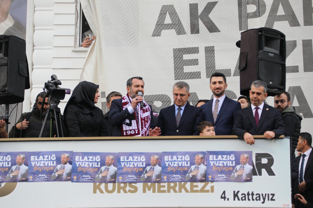 sahin_serifoglu's tweet photo. 📍 AK Parti Elazığ İl Başkanlığı

AK Parti Elazığ İl Başkanlığı’mızda basın toplantımızı gerçekleştirdik. 

Genel Başkanımız, Cumhurbaşkanımız Sayın Recep Tayyip Erdoğan’ın başlattığı halka hizmet düsturunu ilke edinerek, bizlerde içerisinde bulunmaktan gurur duyduğumuz AK Parti’mizle milletimize hizmetkar olmaya devam edeceğiz.  

“Büyük ve Güçlü Türkiye” yolunda dün olduğu gibi daima var gücümüzle koşacağız.

“Türkiye Yüzyılı Şehirleri İçin Hazırız, Kararlıyız”

@RTErdogan