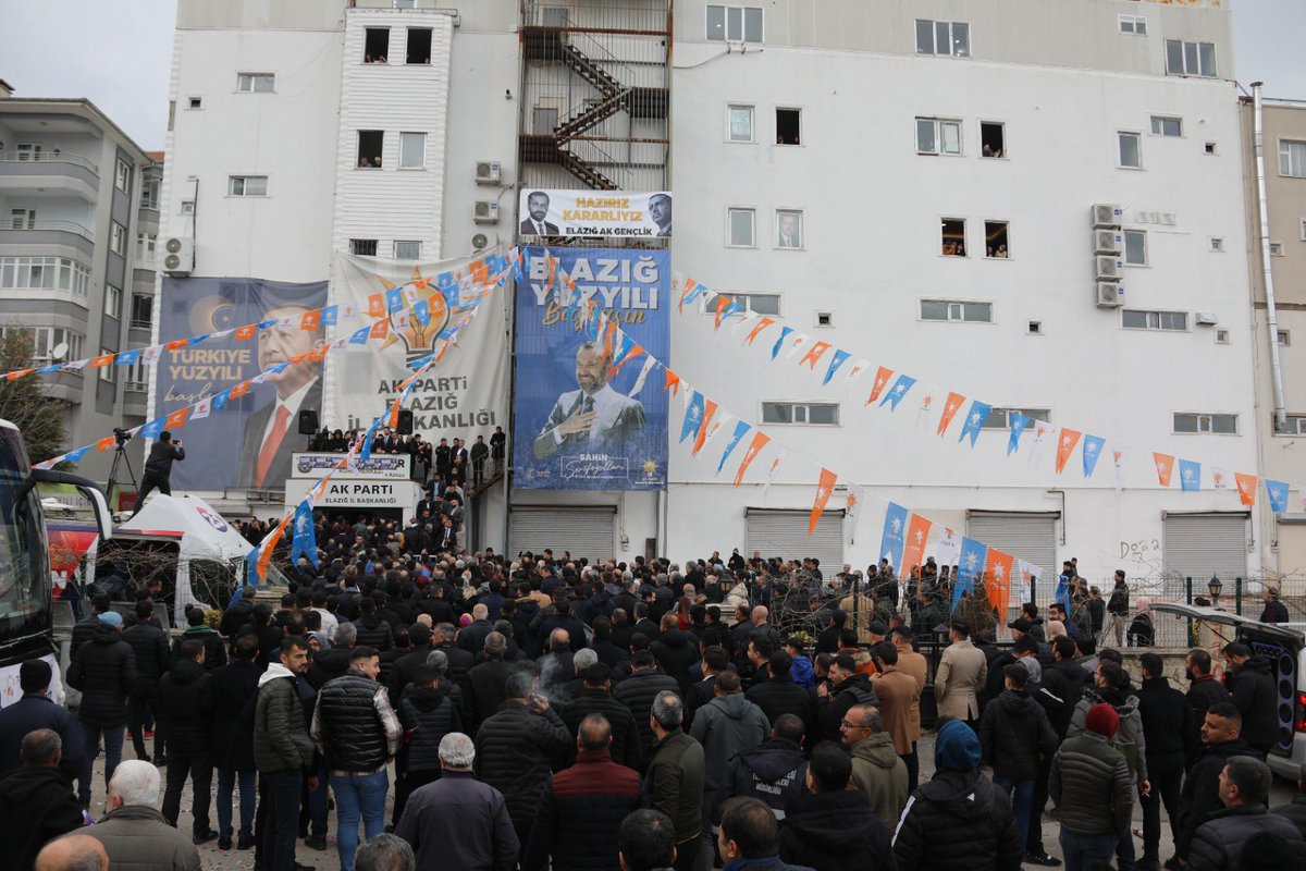 sahin_serifoglu's tweet photo. 📍 AK Parti Elazığ İl Başkanlığı

AK Parti Elazığ İl Başkanlığı’mızda basın toplantımızı gerçekleştirdik. 

Genel Başkanımız, Cumhurbaşkanımız Sayın Recep Tayyip Erdoğan’ın başlattığı halka hizmet düsturunu ilke edinerek, bizlerde içerisinde bulunmaktan gurur duyduğumuz AK Parti’mizle milletimize hizmetkar olmaya devam edeceğiz.  

“Büyük ve Güçlü Türkiye” yolunda dün olduğu gibi daima var gücümüzle koşacağız.

“Türkiye Yüzyılı Şehirleri İçin Hazırız, Kararlıyız”

@RTErdogan