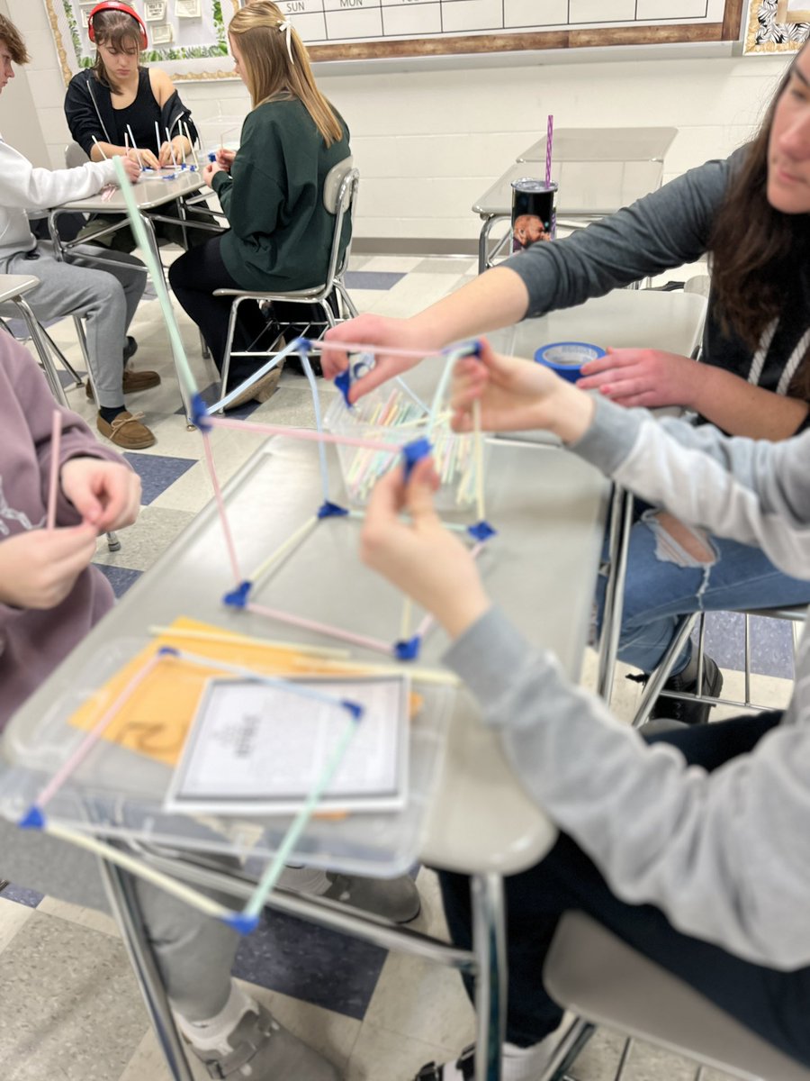 Types of governments 🤝 STEM! From democracies to monarchies, creativity soared as groups competed to construct the best tower based on their assigned form of government. 🏗️🚀🏛️