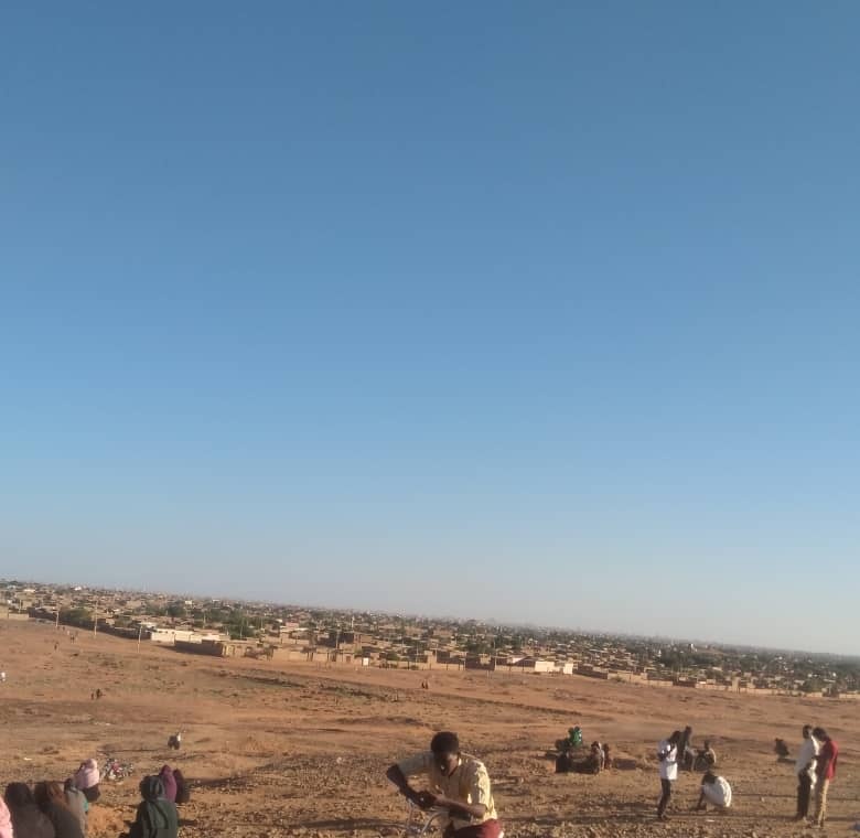 Golama_Isies's tweet photo. مافي كاش في السودان
الناس معتمدة على تطبيق بنكك الإلكتروني
ومافي شبكة
مافي طريقة لطلب المساعدة وارسال التبرعات

الصورة دي لمجموعة في امدرمان بتحاول تصل لشبكة عشان بس يقدرو يرسلو استغاثتهم من أجل الحصول على دعم مواد تموينية و أدوية
ويقدرو يطمنو أهلهم انهم على قيد الحياة https://t.co/6UKergzkyj