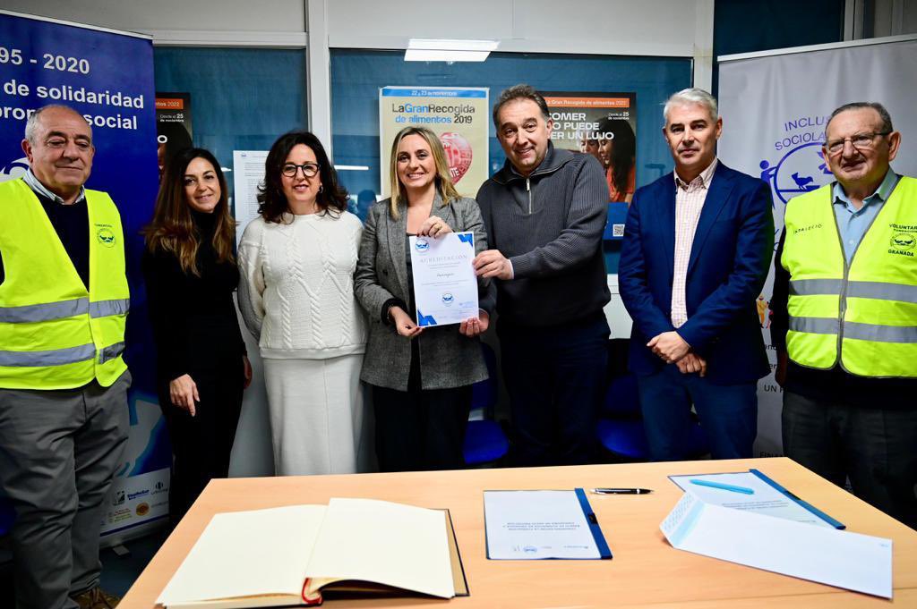 Emasagra, con el respaldo de la representación social de su plantilla, es parte desde hoy del Protectorado de la Fundacion Banco de Alimentos gracias al convenio suscrito por la pta de la empresa <a href="/marifrangr/">Marifran Carazo</a>, el director <a href="/jctorresrojo/">Juan Carlos Torres</a> y el pte del <a href="/BancoAlimentoGr/">Banco Alimentos Granada</a> Manuel Marchal