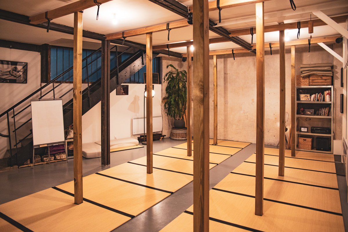 @docvale_ just ended to set up some hashiras in the venue. Can't wait to see beautiful stuff on them.