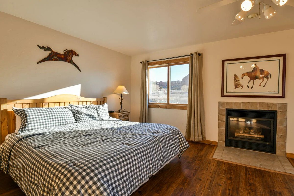 utah_moab's tweet photo. โจ Step into luxury at "Puesta Del Sol" by Moab Utah Properties!
๐ This gorgeous townhome blends modern comforts with breathtaking Moab views. Ideal for an unforgettable family getaway! ๐ก Book your adventure: https://t.co/iR04HQ2wjw
#MoabLuxuryLife #PuestaDelSol #ExploreMoab https://t.co/y6zTsGnLcy