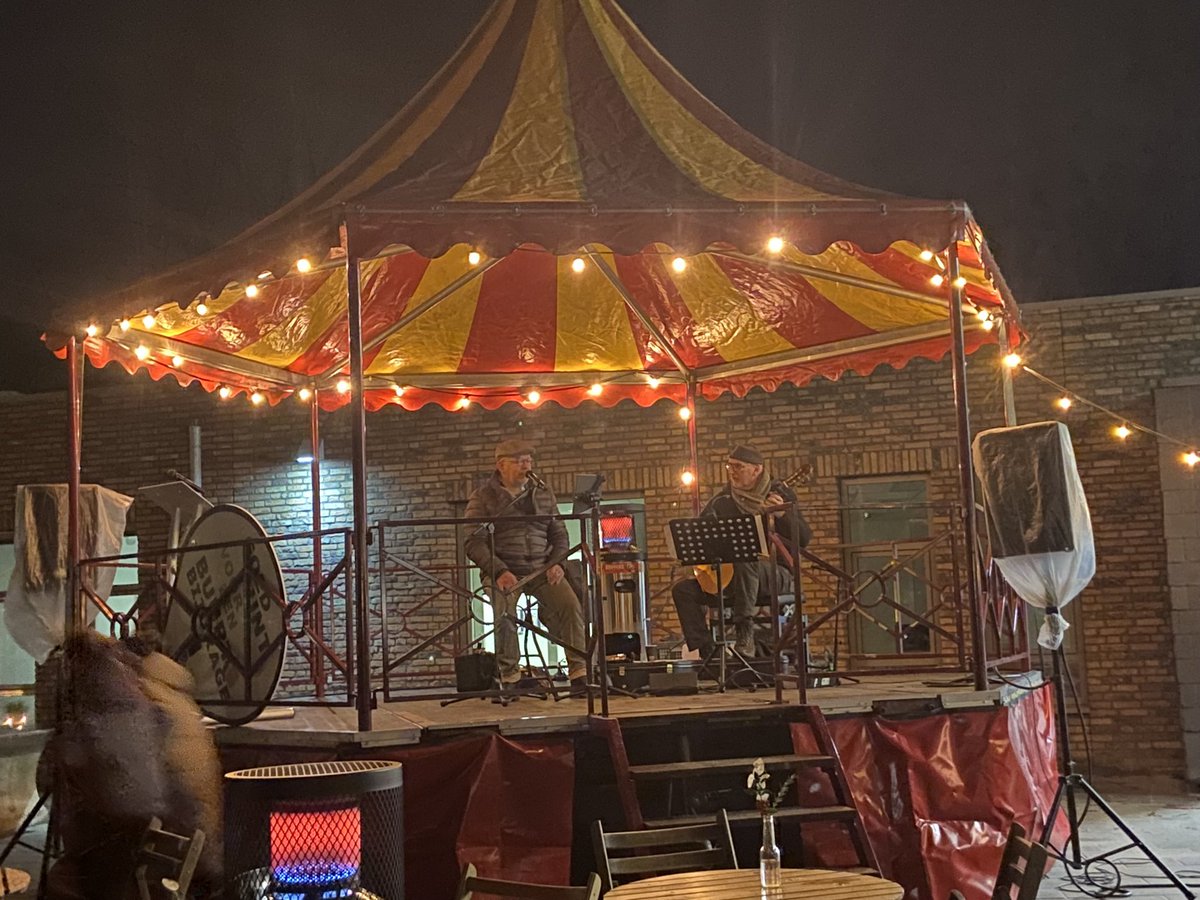 ONPLzundert's tweet photo. Afgelopen vrijdag hadden wij maar liefst twee nieuwjaarsbijeenkomsten: de nieuwjaarsontmoeting van de gemeente Zundert en daarna de nieuwjaarsborrel van onze eigen partij. We hebben het nieuwe jaar daarmee goed ingezet! 😄

Wij wensen iedereen alle goeds voor 2024! ✨ https://t.co/3QmmNQvzJE