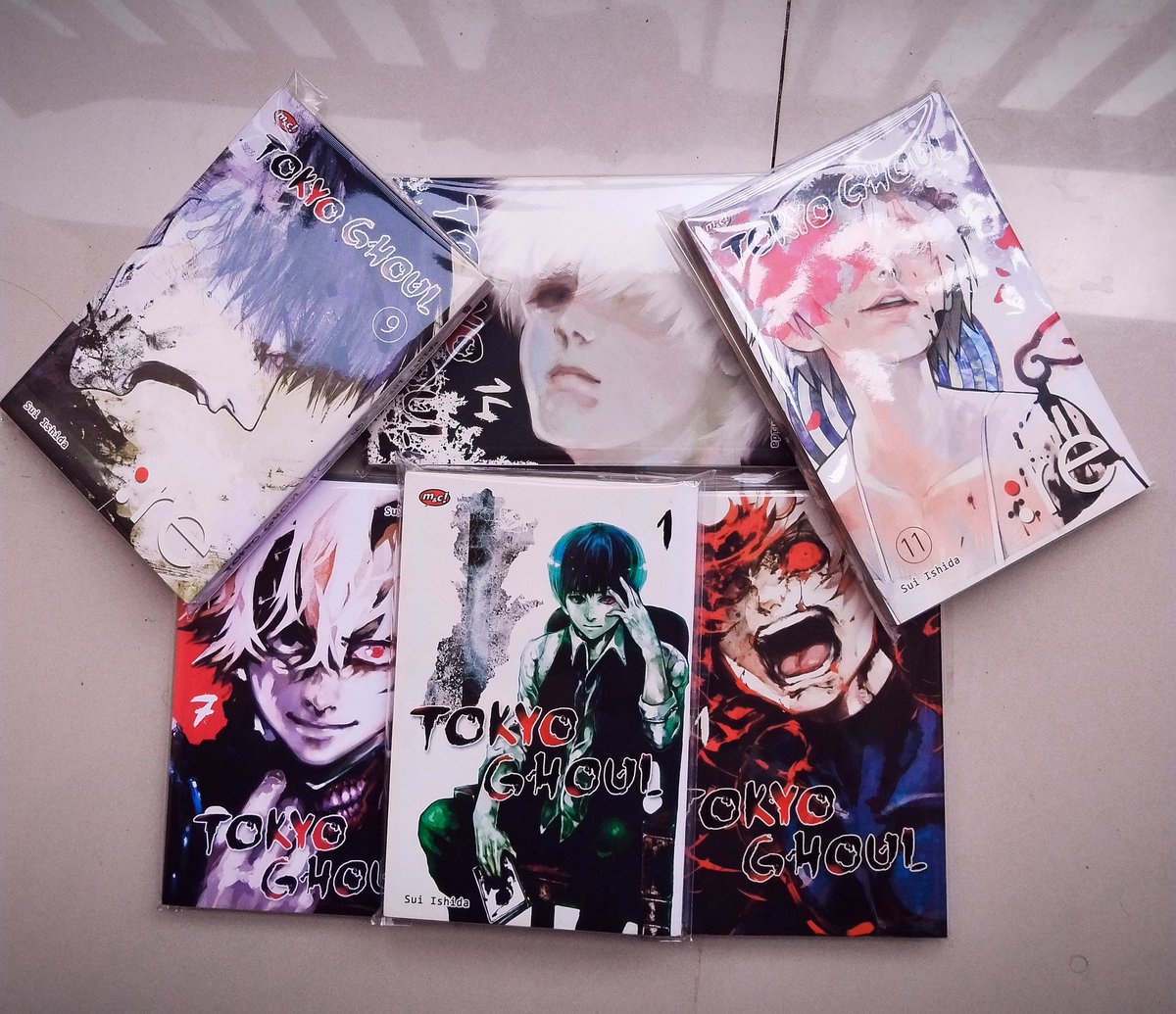MasterArrow4's tweet photo. My #tokyoghoul collection 

Salah satu Manga dengan Artsyle paling gila dan paling keren, Story yang kompleks dan development tiap character nya bagus 

My rate : 5/5  ⭐ https://t.co/wqx7m9gsi4