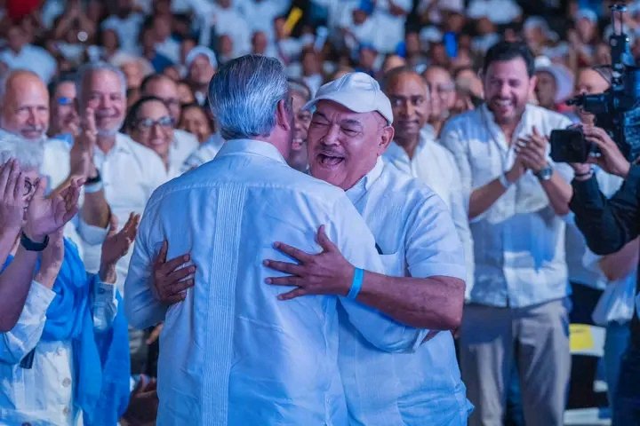 DilleyAndy2's tweet photo. Tanta vaina que esté individuo habló del P R M y hoy miren donde está arrodillados antes sus enemigos nunca escupa para arriba que te puede caer encima https://t.co/67KcUpuw5W