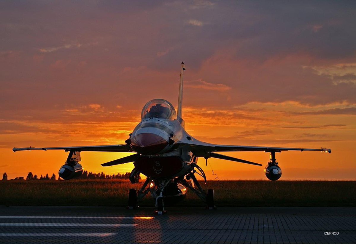 ICEprod1's tweet image. Il y a quelques années sur une base Normande…..#Tbird #USAirforce #thunderbirds