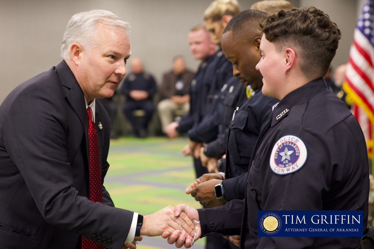 On this #NationalLawEnforcementAppreciationDay, please join me in saying thank you to all local, state and federal law enforcement officers for everything they do for us. #arnews #backtheblue 

@arstatepolice @lrpolice @fyvpolice @uarkpd @thejonesboropd @springdalepd