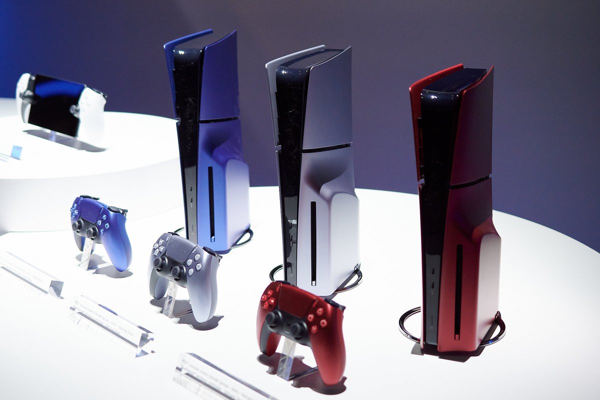 shinobi602's tweet photo. Sony CES 2024 | New PS5 models showcased in more colors:

▪️Cobalt Blue
▪️Sterling Silver
▪️Volcanic Red

➡️ https://t.co/5fm4jokjTY

#PS5 #SonyCES2024 https://t.co/XDu3Z5pSxw