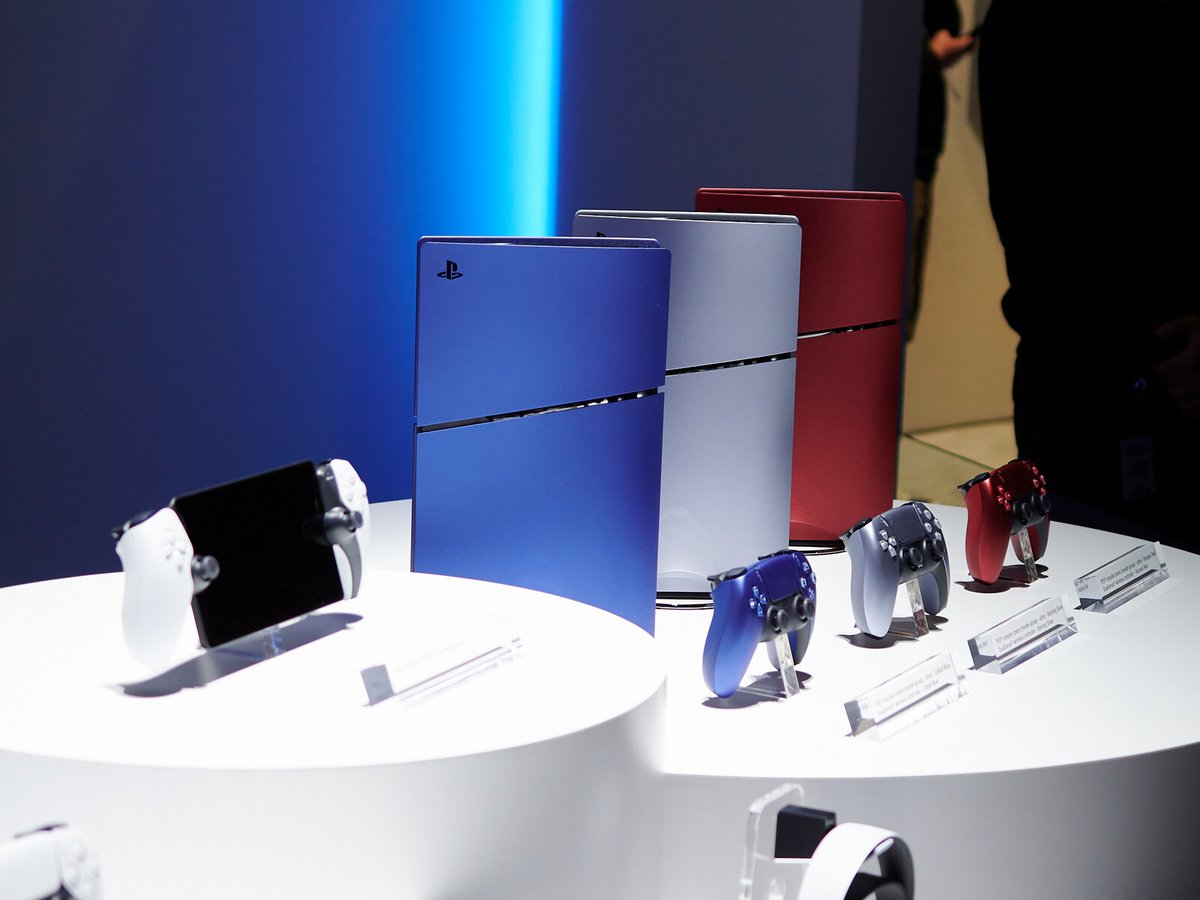 shinobi602's tweet photo. Sony CES 2024 | New PS5 models showcased in more colors:

▪️Cobalt Blue
▪️Sterling Silver
▪️Volcanic Red

➡️ https://t.co/5fm4jokjTY

#PS5 #SonyCES2024 https://t.co/XDu3Z5pSxw