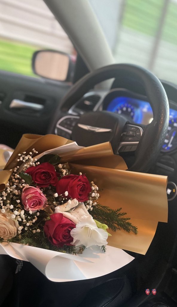 soso71e's tweet photo. في قانون الحُب يقال : من لايهدي الورد لايُجيد الحُب ... https://t.co/YJNl5Ku1SS