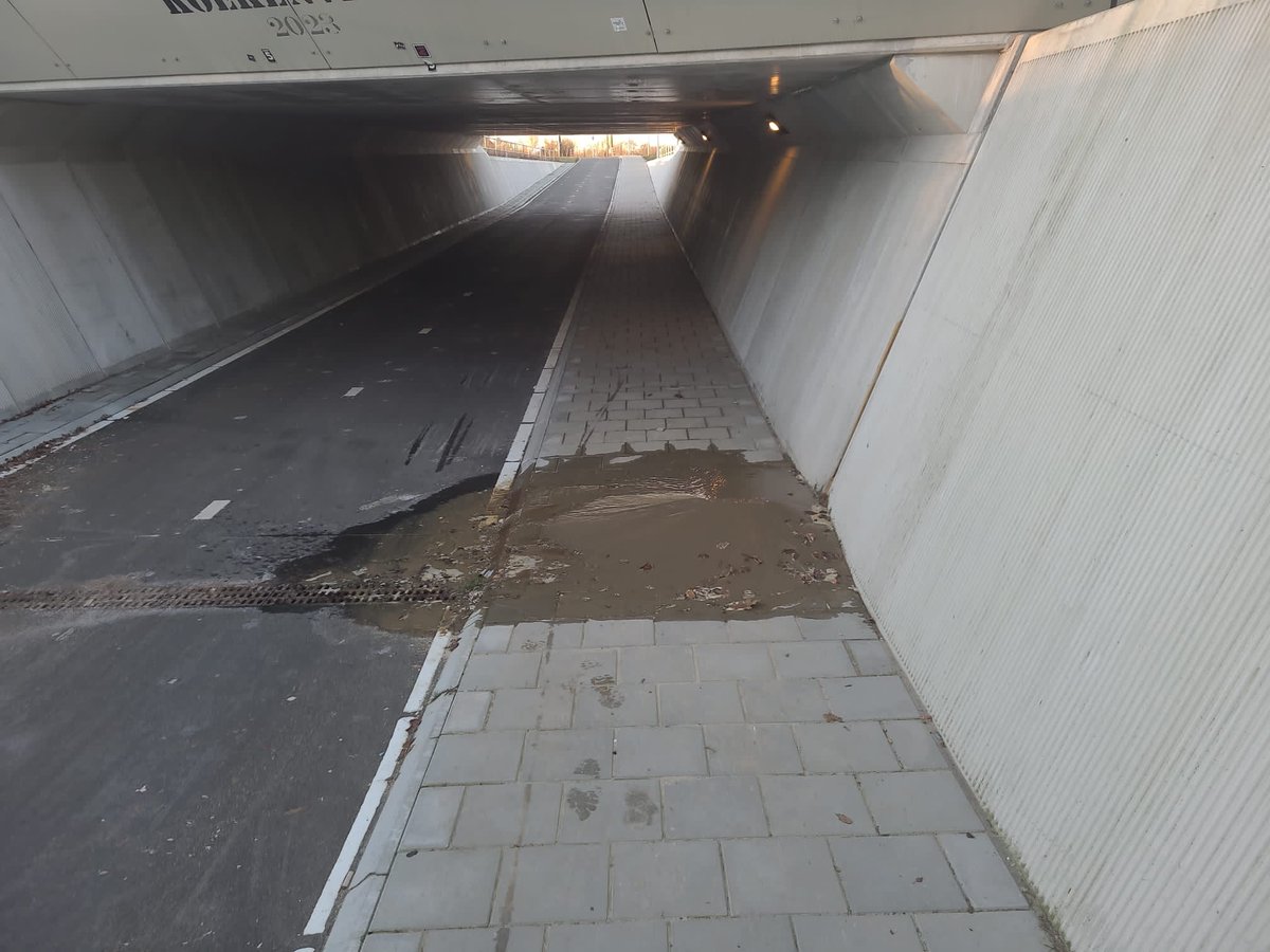 ‼️Pas op voor gladheid in fietstunnel Zieuwentseweg / N18 Lichtenvoorde. Er borrelt water op vanuit de grond. We hebben zout gestrooid en herhalen dat regelmatig. Toch kan het zijn dat het glad wordt. Wees daarom extra voorzichtig! Vitens is op de hoogte en werkt aan herstel.