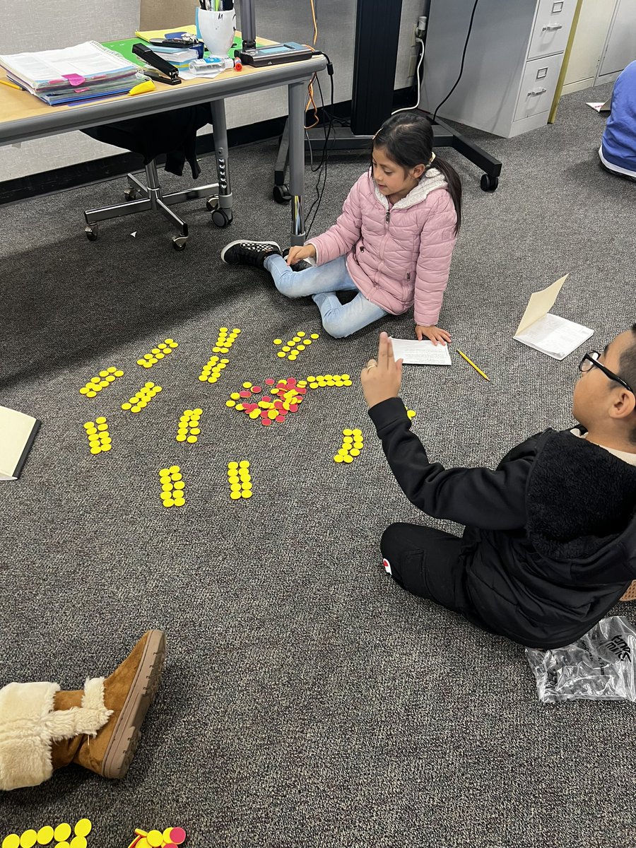Fernandez_Jess_'s tweet photo. #Winterlearning Third Graders working on counting collections by practicing grouping and rows and columns to support multiplication facts! @RowlandSchools @SpecProjRUSD https://t.co/QHC4SbzZDW