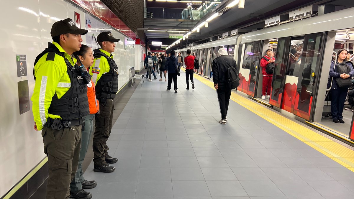 MetrodeQuito's tweet photo. 🚇#ElMetroDeQuitoRenace | Reforzamos la seguridad en nuestras 15 estaciones con la presencia de elementos de orden público, bomberos y agentes municipales. https://t.co/QAIQmsSjvk