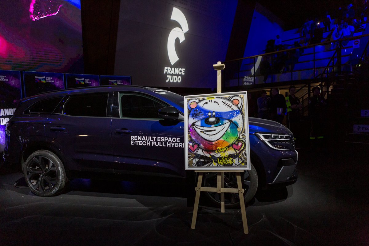 proleaguejudo's tweet image. Titre historique, œuvre unique ✨

Les premiers champions de France par équipes mixtes de l’histoire ont reçu une magnifique toile réalisée par l’artiste Valentin Cavalli ! 🧸🎨

📸 France Judo/T.Albisetti &amp;amp; S.Bonnet
#FinalFour2023 #JudoProLeague2023