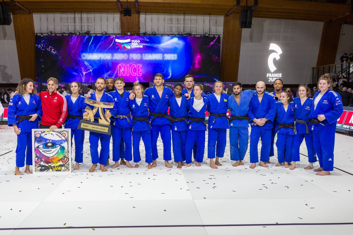 proleaguejudo's tweet image. Titre historique, œuvre unique ✨

Les premiers champions de France par équipes mixtes de l’histoire ont reçu une magnifique toile réalisée par l’artiste Valentin Cavalli ! 🧸🎨

📸 France Judo/T.Albisetti &amp;amp; S.Bonnet
#FinalFour2023 #JudoProLeague2023