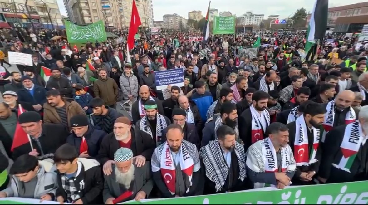 fcagras's tweet photo. TEŞEKKÜRLER ELAZIĞ

7 Ocak Pazar günü gerçekleştirdiğimiz Büyük Filistin Yürüyüşüne yoğun katılım gösteren tüm hemşehrilerimize teşekkür ediyorum. 

Hep birlikte, omuz omuza katil işgalciye karşı Filistinli kardeşlerimizin yanındayız!

Filistiniçin TEKYÜREK 
#StandUpForPalestine https://t.co/aly8EMDvZz