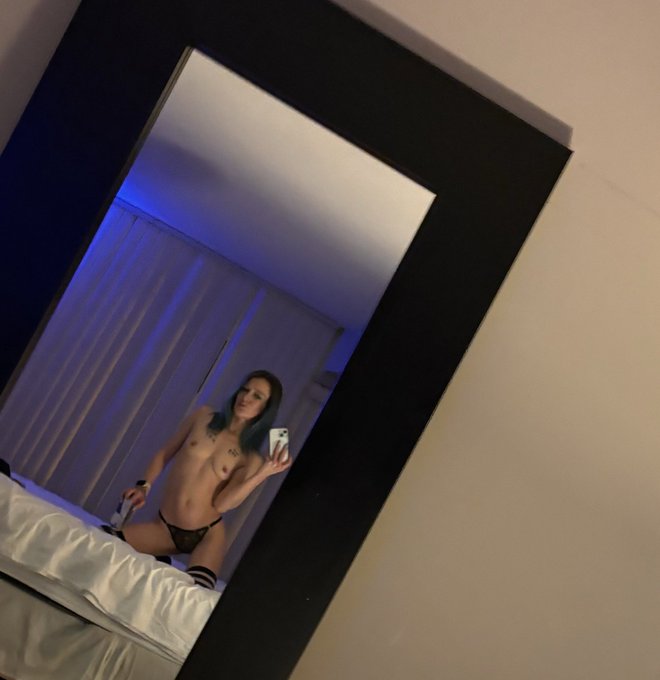 Last minute shift at University and Adelaide until 4:00 p.m. with @1TorontoEscorts Last chance until