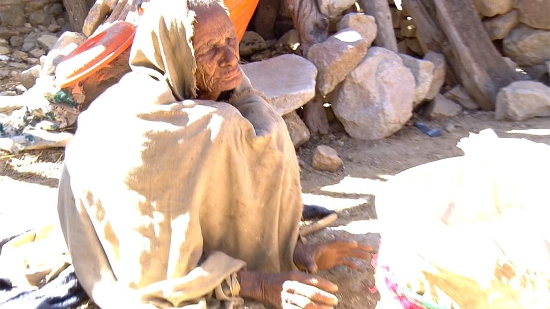 UPDATE FROM TIGRAY GULOMOKEDA

"The hand of a lifesaver."
 
The Eritrean army invasion is not enough and they are waiting for starvation and death
 
The suffering evil, hunger and death of the people of Gulomokeda district started with the 🇪🇷 army invasion.#TigrayFamine <a href="/POTUS/">President Donald J. Trump</a>
1/