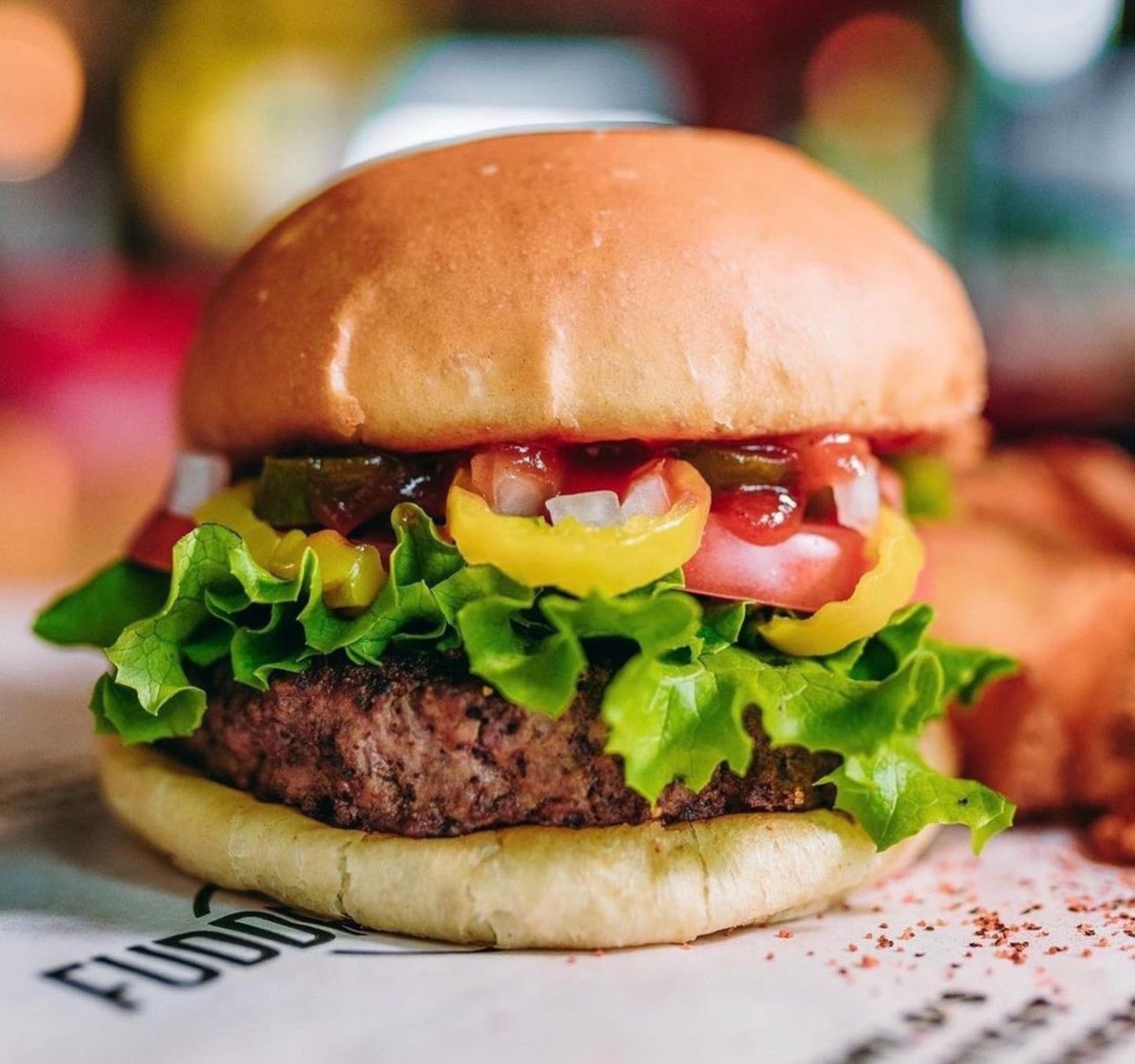 "🥬🍅 Crisp and colorful! Elevate your burger with our fresh vegetable toppings at Fuddruckers! 🍔🥒 #FreshAndDelicious"