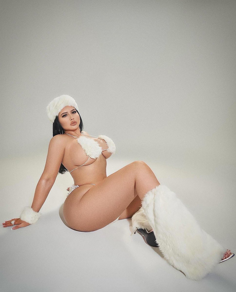 ⠀ ⠀⠀⠀❝ PAWG WHORE❞

⠀someone has been avoiding paying her rents lately, hopefully no one would remember and punish her 🫣