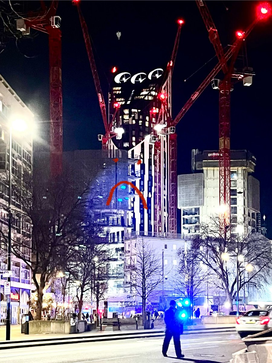 ObsSostenible's tweet photo. Elephant and Castle #London #picoftheday #Transformers https://t.co/EwxnJ7nqBO