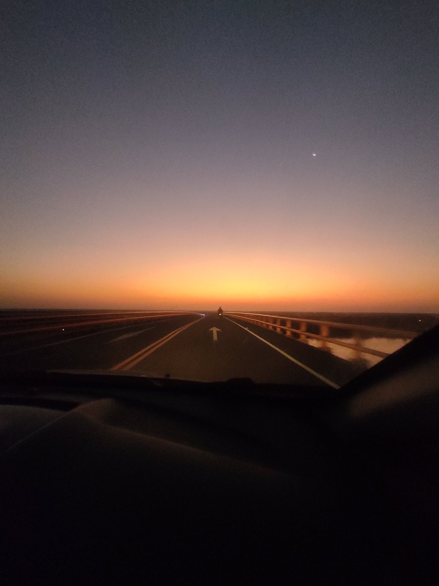 Mancardo's tweet photo. Amanecer en el puente roncador en Magangué Bolivar. https://t.co/pNIzfovjTV