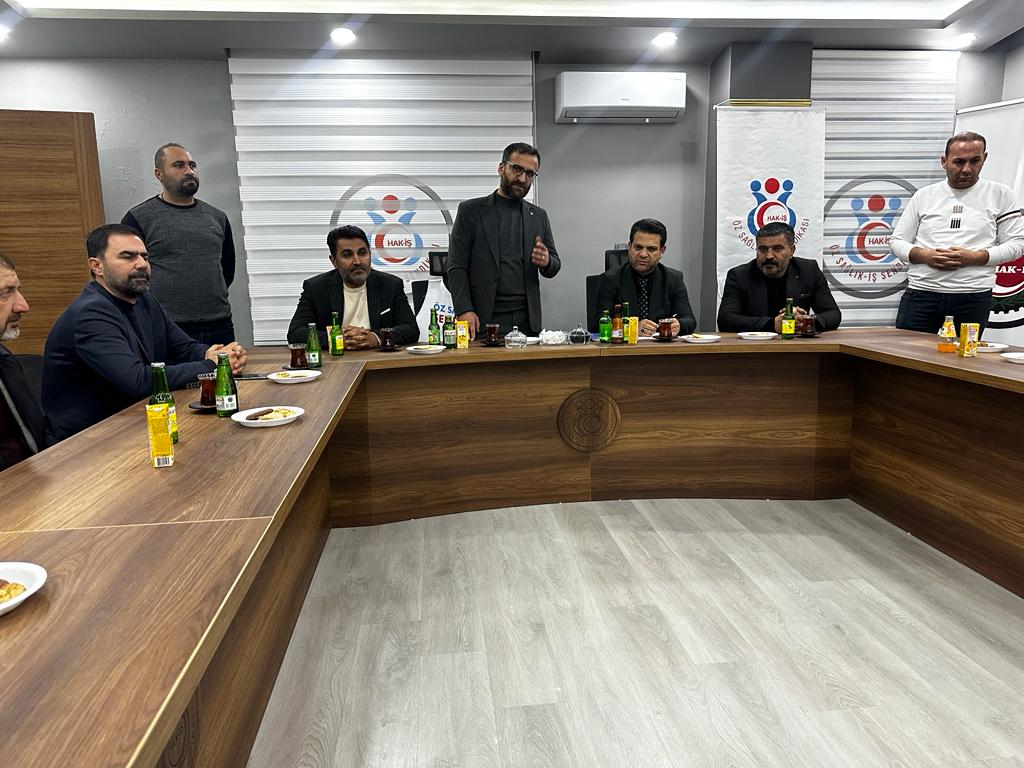 <a href="/ipekyoluakparti/">AK Parti İpekyolu İlçe Başkanlığı</a> İlçe Başkanımız <a href="/YavuzKusanVan/">Yavuz Kuşan</a> Ülkemizde ve ilimizde en büyük yetkili İşçi Sendikası  olan <a href="/van_ozsaglikis/">@özsağlıkişvan</a> sendikasını ziyaret ederek başkan <a href="/gkhanznur/">Gökhan Öznur</a> ve yönetim kurulu üyeleriyle toplantı gerçekleştirdi.
<a href="/SinanDemir_AK/">Sinan Demir</a> <a href="/erkankandemir/">Erkan Kandemir</a> <a href="/Akparti/">AK Parti</a> <a href="/emreguray65/">Emre Güray</a>