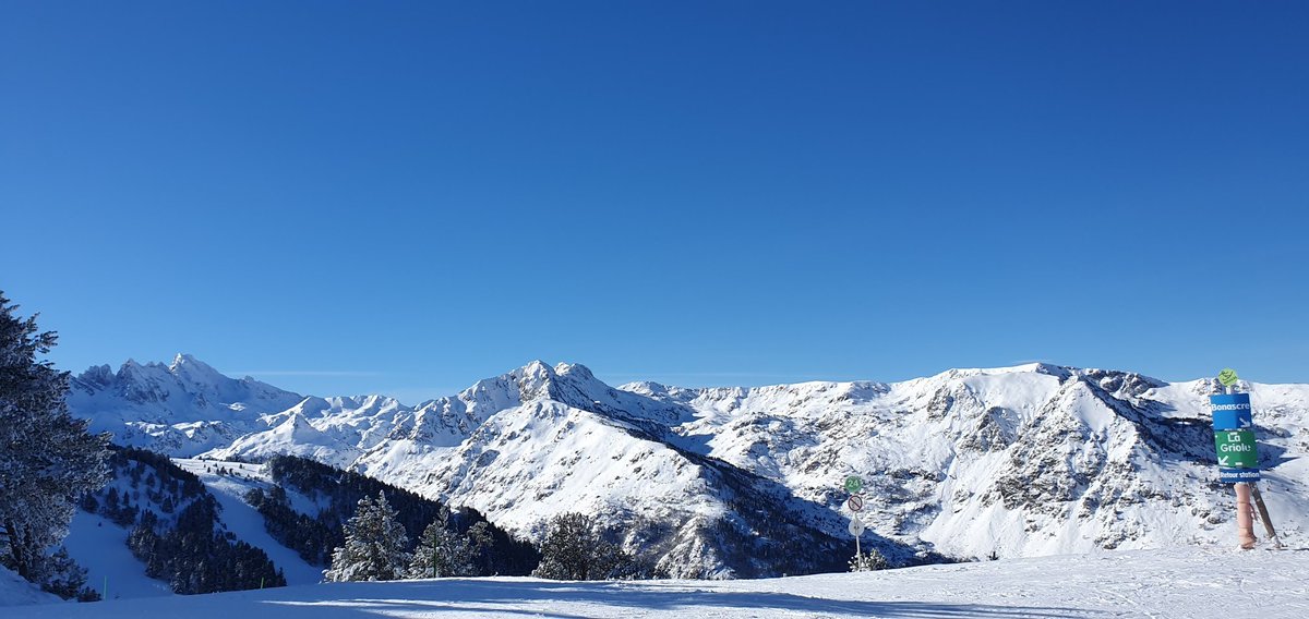Yannick_Lavesk's tweet photo. Aujourd'hui, les #pyrénées avaient sorti le bleu dans le ciel : avec la poudreuse effet waouh garanti ! #Ariège @ax3domaines https://t.co/Hh7ivvTa1I