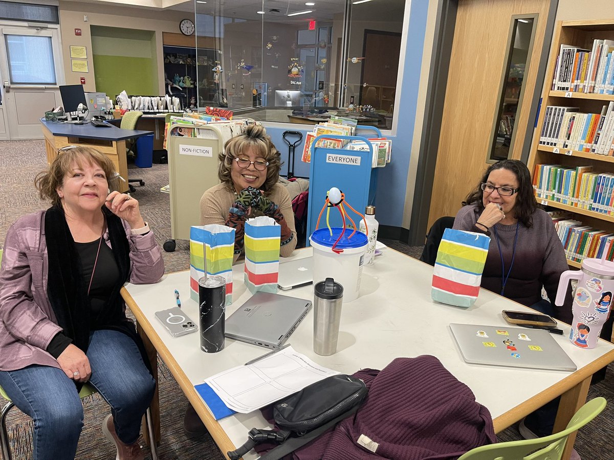 MountainViewAPS's tweet photo. Professional learning time with our staff is STEM-tastic! #designprocess @PLTWorg @ABQschools @APS_Elementary https://t.co/jsBgWCh2Zs