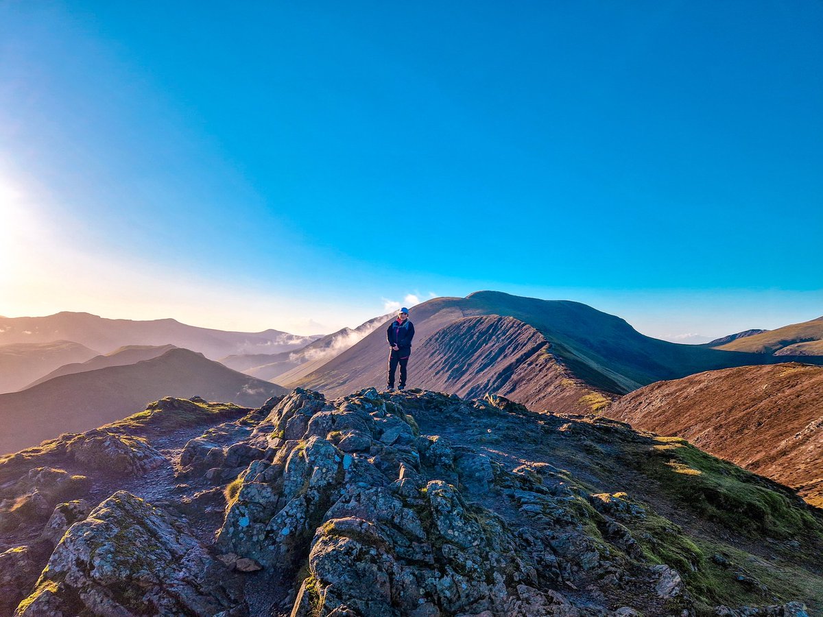 This past weekend we stopped over in a cute little village called Braithwaite, near Keswick, to tick off some more mountain peaks! 🏞🐾 Stunning views, a lovely B&B, and delicious food 😍 The perfect way to kick off 2024!