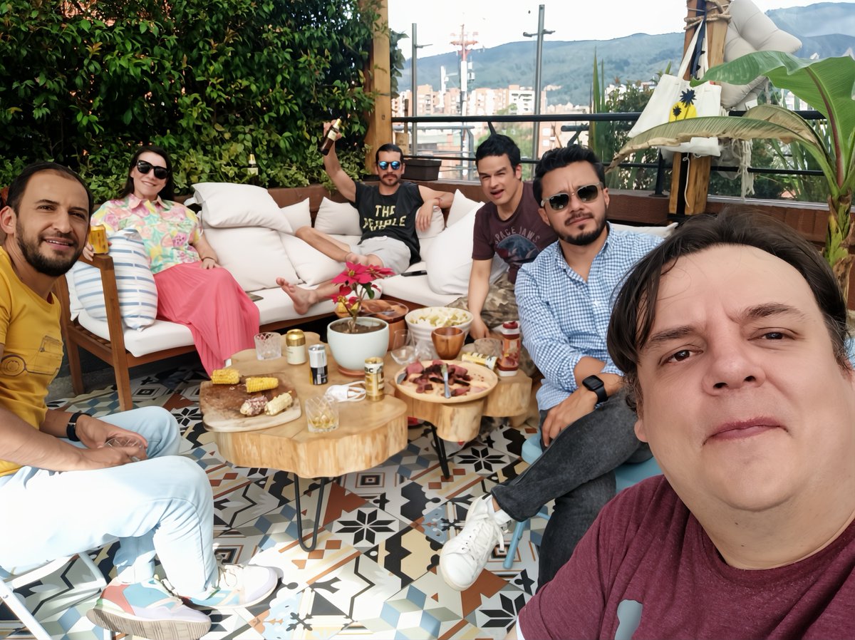 ElChancho414's tweet photo. Con la muchachada de asado. #Muchachada #LaBanda https://t.co/g0nkbqNZUj