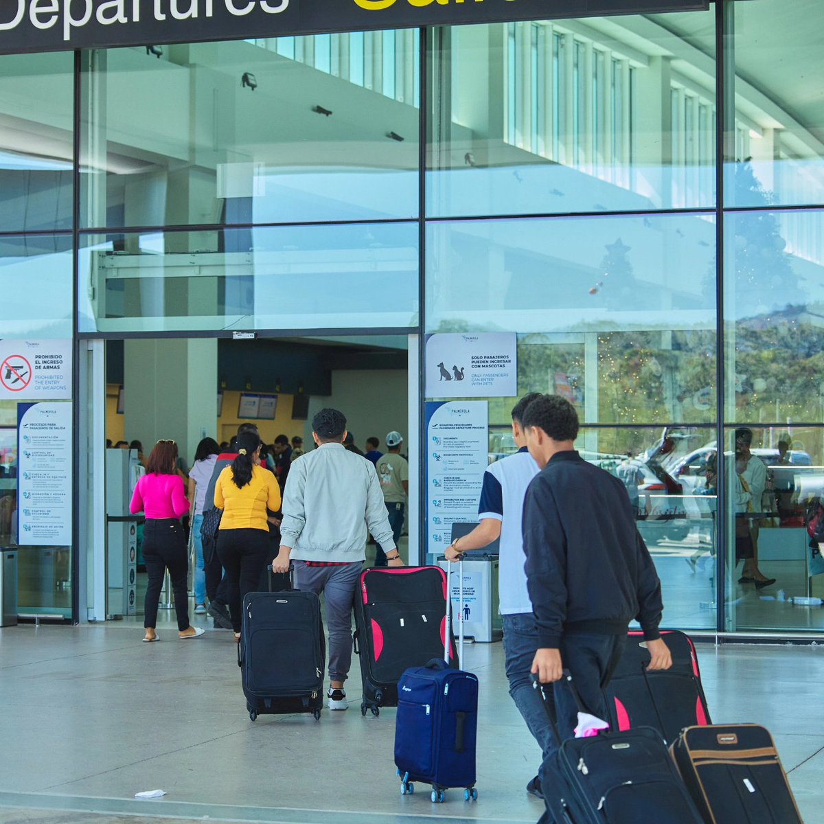 PalmerolaXPL's tweet photo. #SomosXPL Iniciamos 2024 con casa llena en Palmerola y toda la motivación para atender a viajeros y visitantes de la mejor manera.

Impresionante cantidad de pasajeros en Palmerola ya salen o regresan a Honduras luego de pasar las fiestas navideñas junto a sus seres queridos. https://t.co/RMDgpxplyh