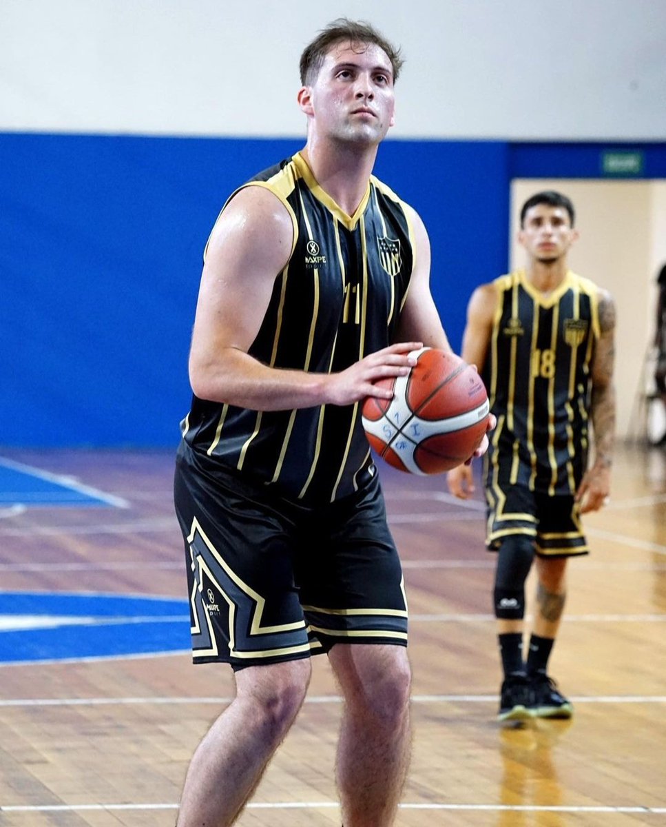 Peñarol 90-69 San Felipe

De la mano del tridente <a href="/Juuanchoo75/">Juancho Hernandez🤟🏽</a>-<a href="/__nm18_/">•naнυel мalaтeѕ•</a>-<a href="/roodvanss/">Roodvanss</a> y un 2C fenomenal (28-7) el Carbonero consiguió el triunfo y sigue luchando por la clasificación

📊
Juan Hernández: 28pts, 6reb, 8ast
Roodvan Osores: 19pts, 13reb
Nahuel Malates: 14pts, 6reb, 8ast