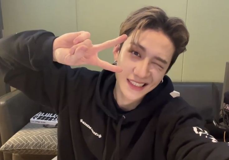 Skyzies's tweet photo. Did I study for my midterm this Thursday? No
But I did start new re-watch of Channies room 🖤 https://t.co/yVrmse3V7c