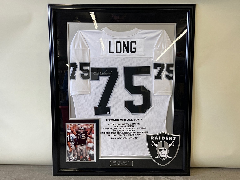 briggsauction's tweet image. This Howie Long Autographed Framed Jersey Display is ready to hang and is available in our current online auction. Head over to BriggsAuction.com or download our mobile app to place your bids! #FinditatBriggs #HowieLong #SportsMemorabilia #AuctionFinds