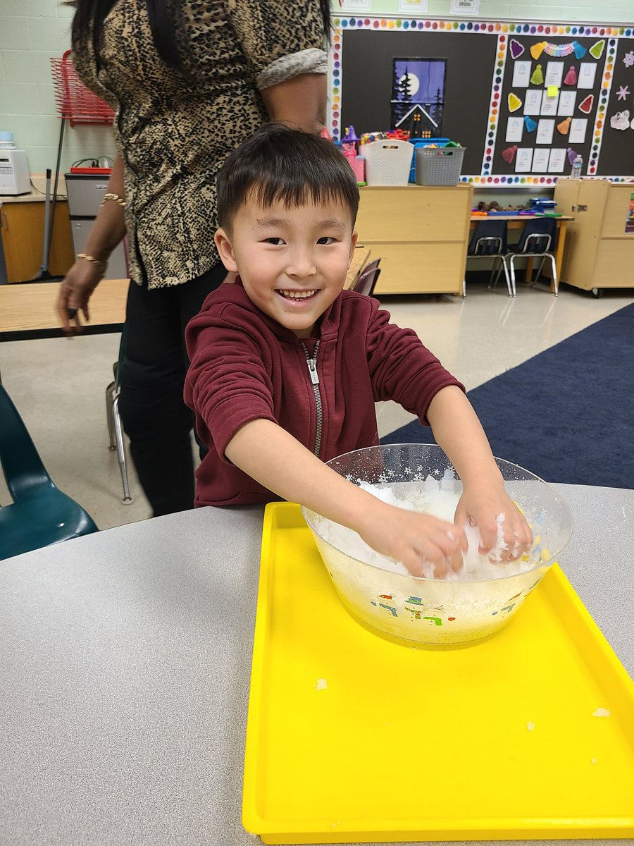 PMPantherCubs's tweet photo. In PM Preschool, we played in the snow we made in science!! It wasn't cold, but we couldn't make snowmen with it, either. https://t.co/PUI64h3oXc