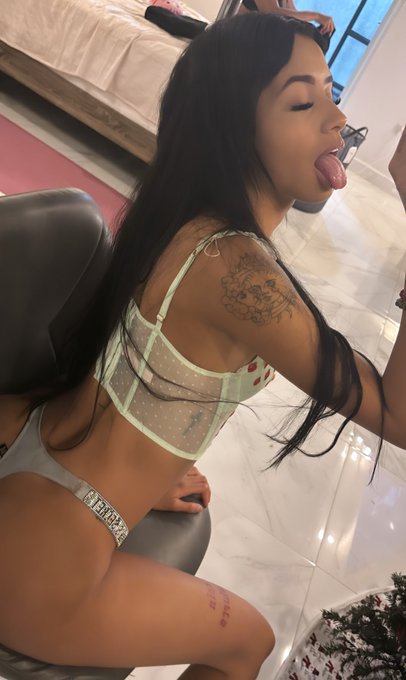 Leng&uuml;ita 😋   Suscribe to my OF 🔗 in my bio https://t.co/cJh6pPLjDO<a href="/tag/miami"class="tags"><span>#miami</span></a><a href="/tag/relaxing"class="tags"><span>#relaxing</span></a>