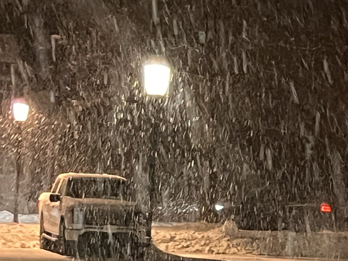 [545 PM] Heavy snow falling in Southborough and quickly accumulating. @nwsboston @WX1BOX