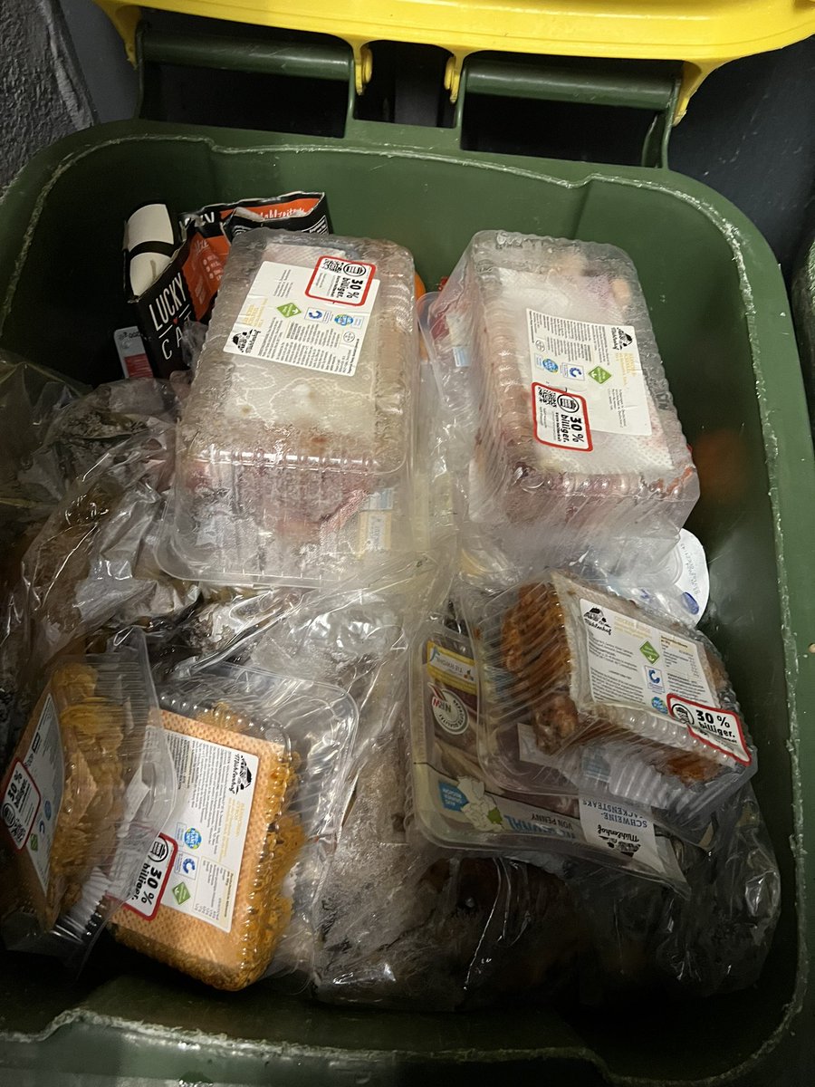 DanniPilger's tweet photo. Heute mal wieder #containert #dumsterdiver #mülltauchen #lebenmittelretten #lebensmittel #lebensmittelverschwendung https://t.co/aWbuzOSPQe