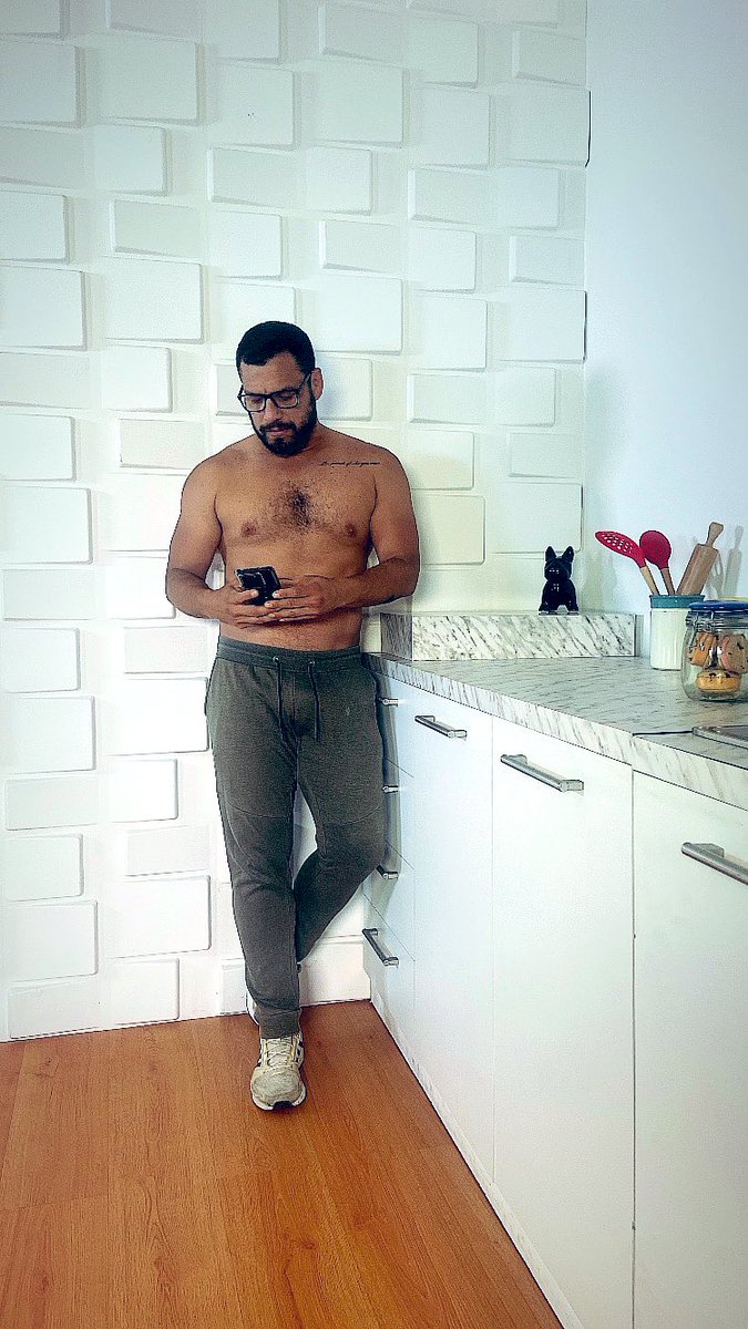 MiguelZuu's tweet photo. Cuando esperas mientras arreglan la iluminación para la filmación medio desnudo 😅 #Filmarks #filmacion #peru #man #peruano #martes https://t.co/L3U3zNlcxE