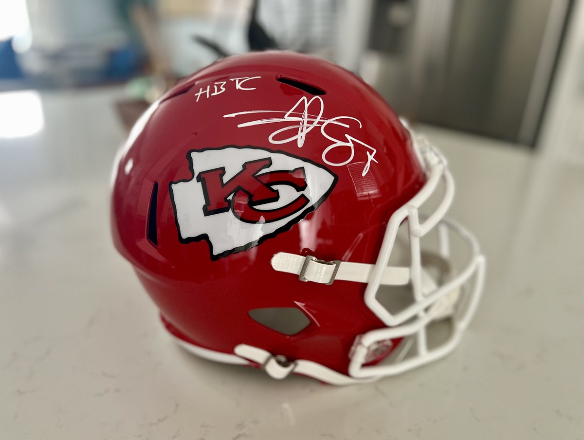 🚨 GIVEAWAY 🚨 In honor of Dolphins vs Chiefs, I'm back with Chiefs Bids to give away this full size helmet signed by Travis Kelce! TO ENTER: - Follow me - Follow @metabilia_io {they run Chiefs Bids} - Like AND retweet this post! Winner will be selected Saturday (1.13.2024)!