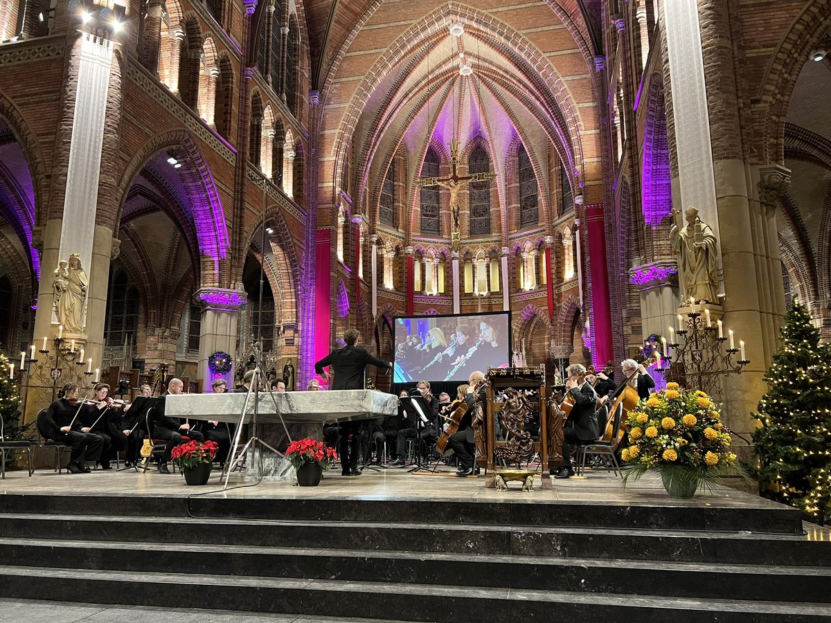 ArnoScheepers81's tweet photo. Een geweldig concert. Van ons eigen @radiofilhorkest Met een eigen Hilversum 600 compositie! Met een prachtig lied gezongen door het @grootomroepkoor In de prachtige Vituskerk. En met mooie woorden van burgemeester @gmvandentop Wat een waanzinnige start van Hilversum 600 jaar! https://t.co/b2I6ZxJzUe