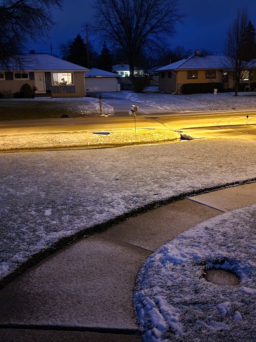 68bartman20's tweet photo. Snow storm melts almost all the snow then barely covers it back up. This is very wet snow. https://t.co/HxIOcgXGT5